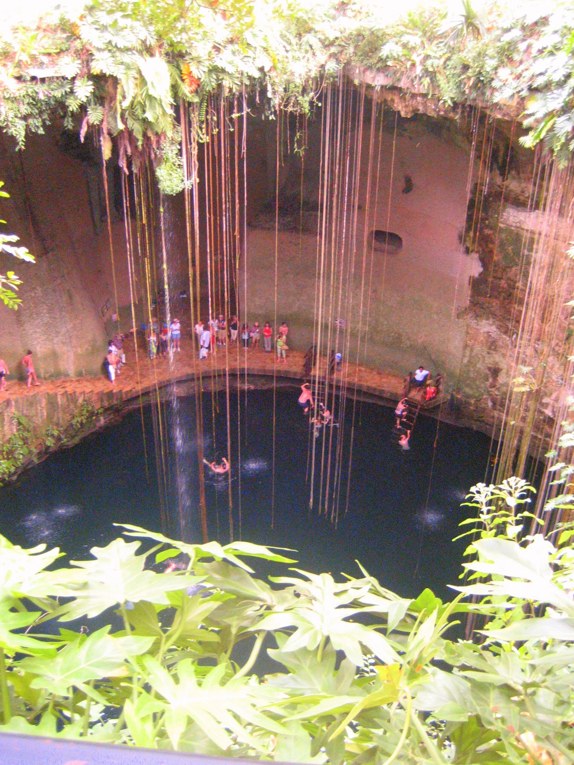 Cenote natural en Yucatán México con aguas turquesa