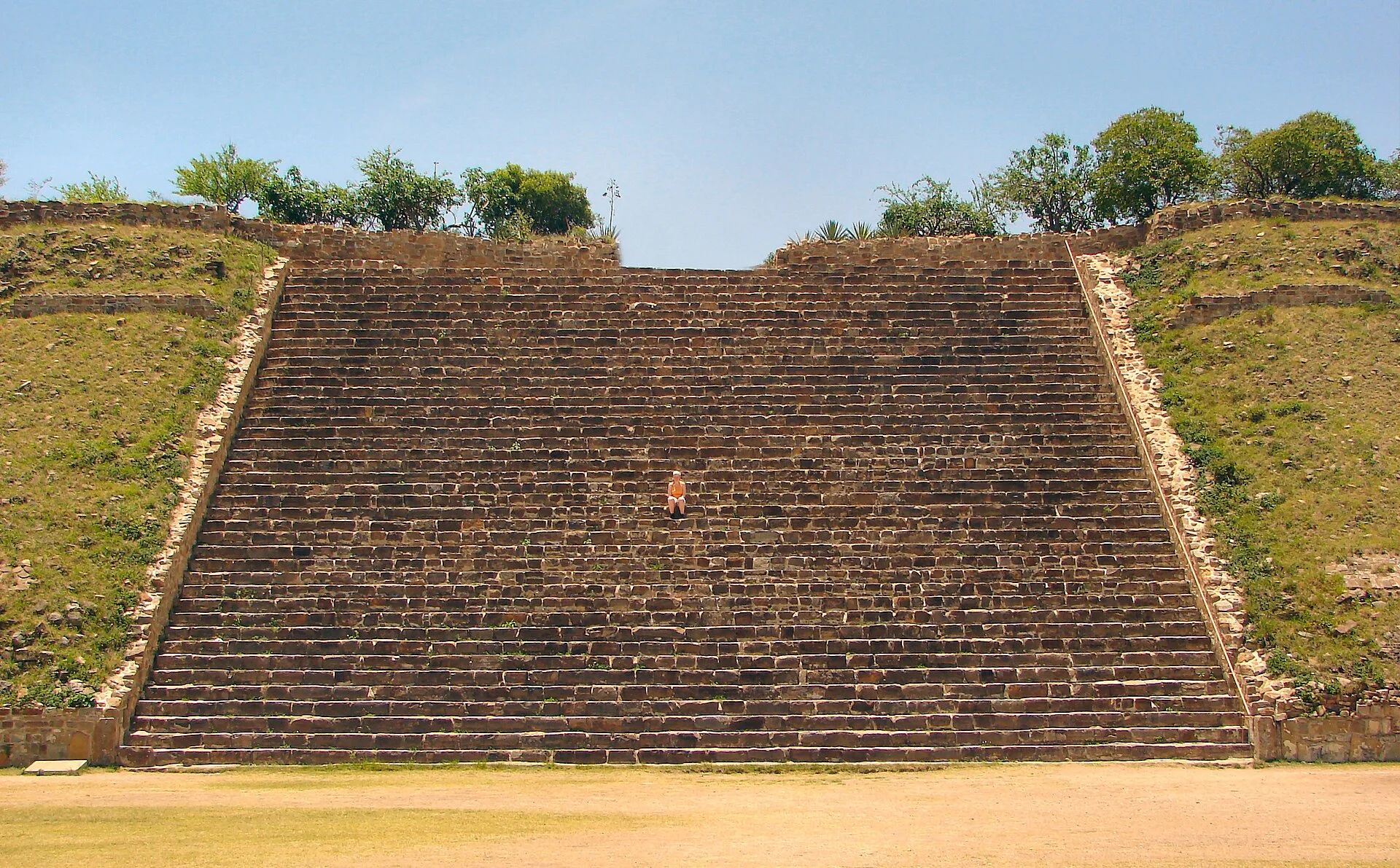 Monte Albán de noche iluminado con proyección sobre las pirámides zapotecas, Oaxaca
