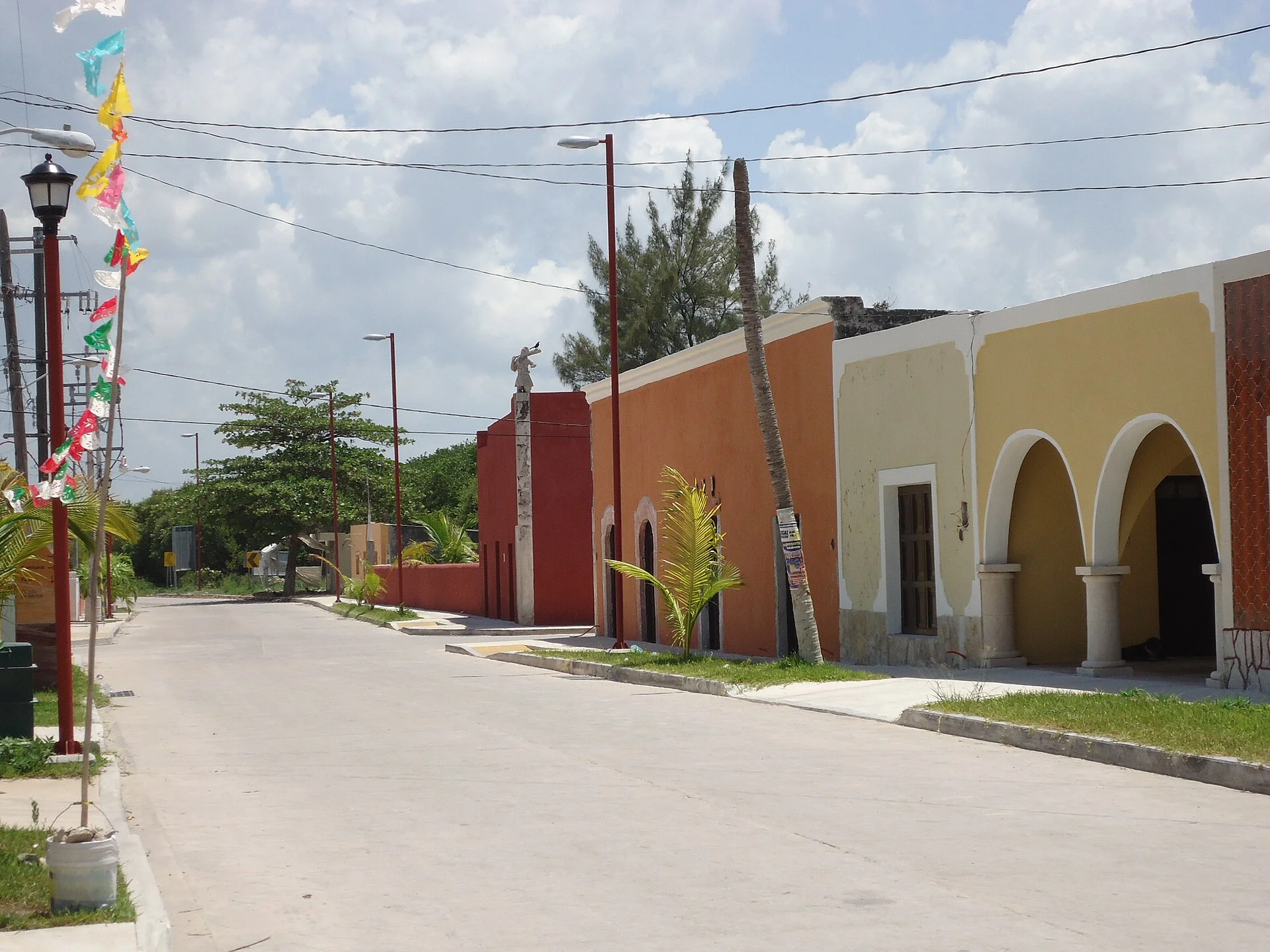 Playa desierta de Sisal Yucatán con aguas del Golfo de México